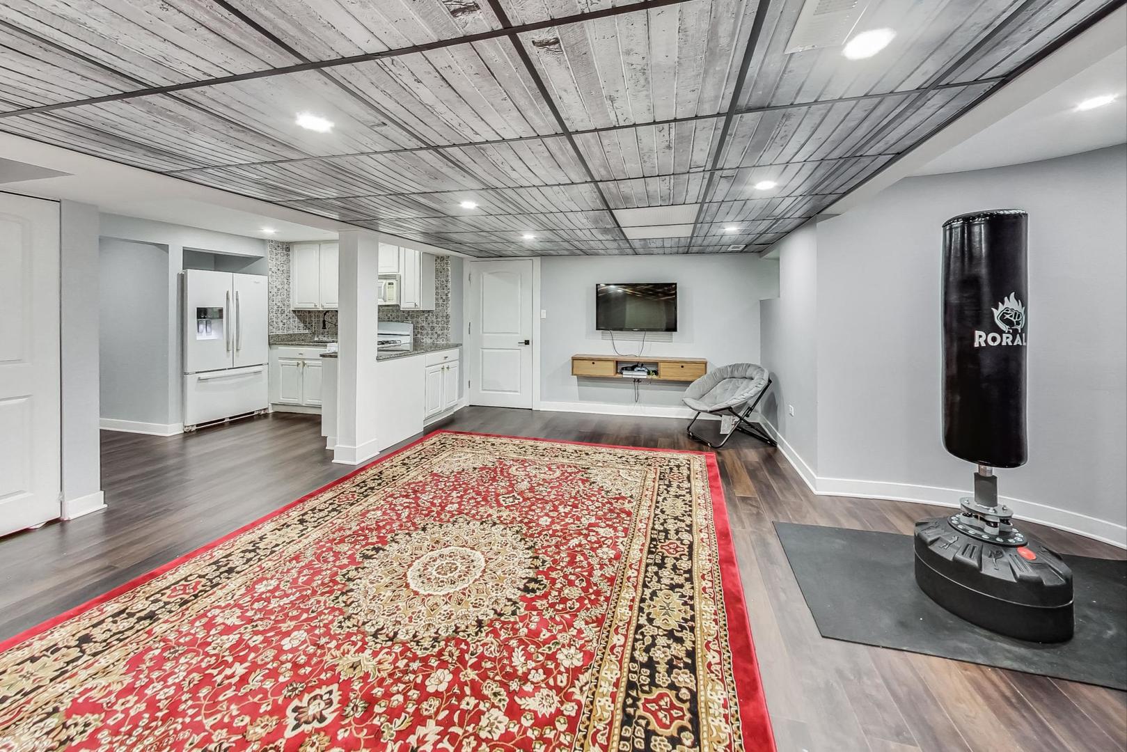 Chicago, Illinois 60659, United States, 6 Bedrooms Bedrooms, ,4 BathroomsBathrooms,Residential,Active,246040