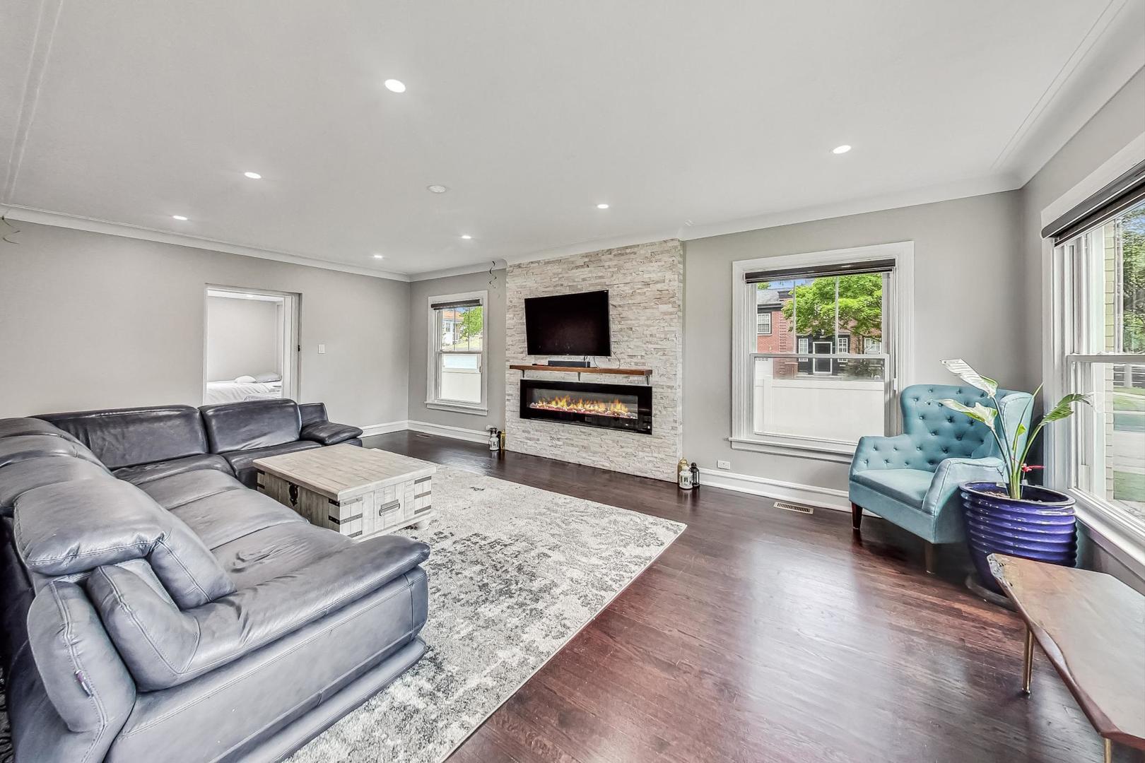 Chicago, Illinois 60659, United States, 6 Bedrooms Bedrooms, ,4 BathroomsBathrooms,Residential,Active,246040