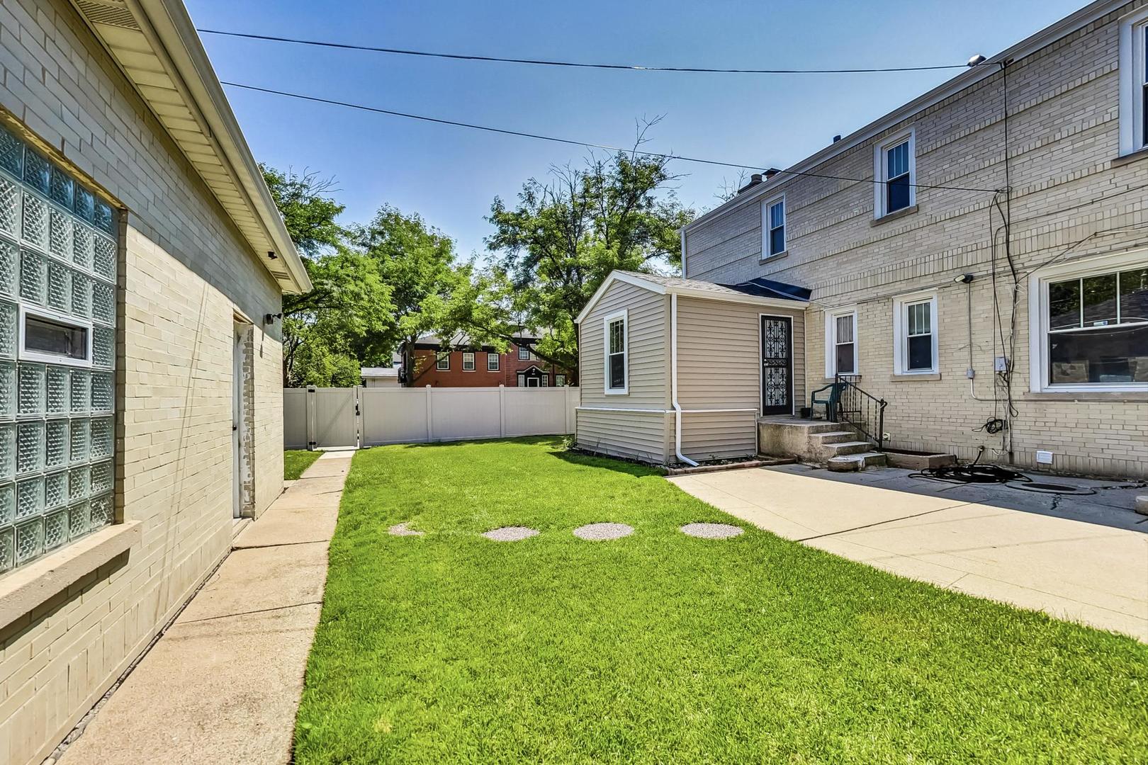 Chicago, Illinois 60659, United States, 6 Bedrooms Bedrooms, ,4 BathroomsBathrooms,Residential,Active,246040