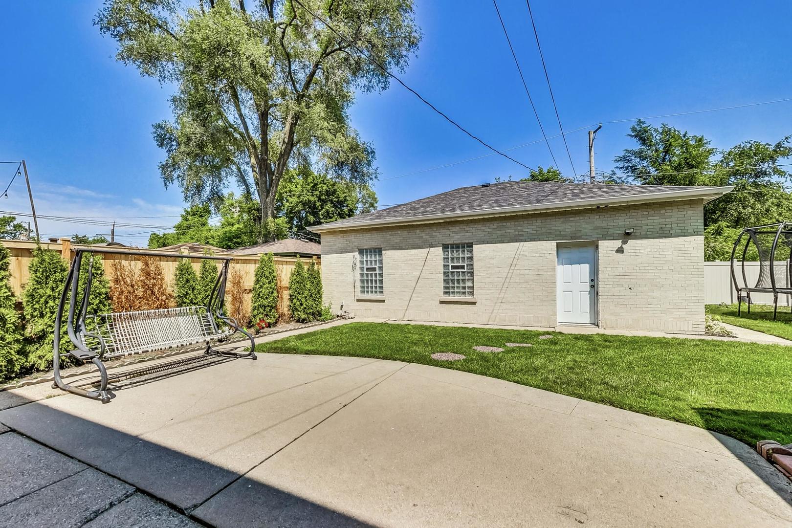 Chicago, Illinois 60659, United States, 6 Bedrooms Bedrooms, ,4 BathroomsBathrooms,Residential,Active,246040