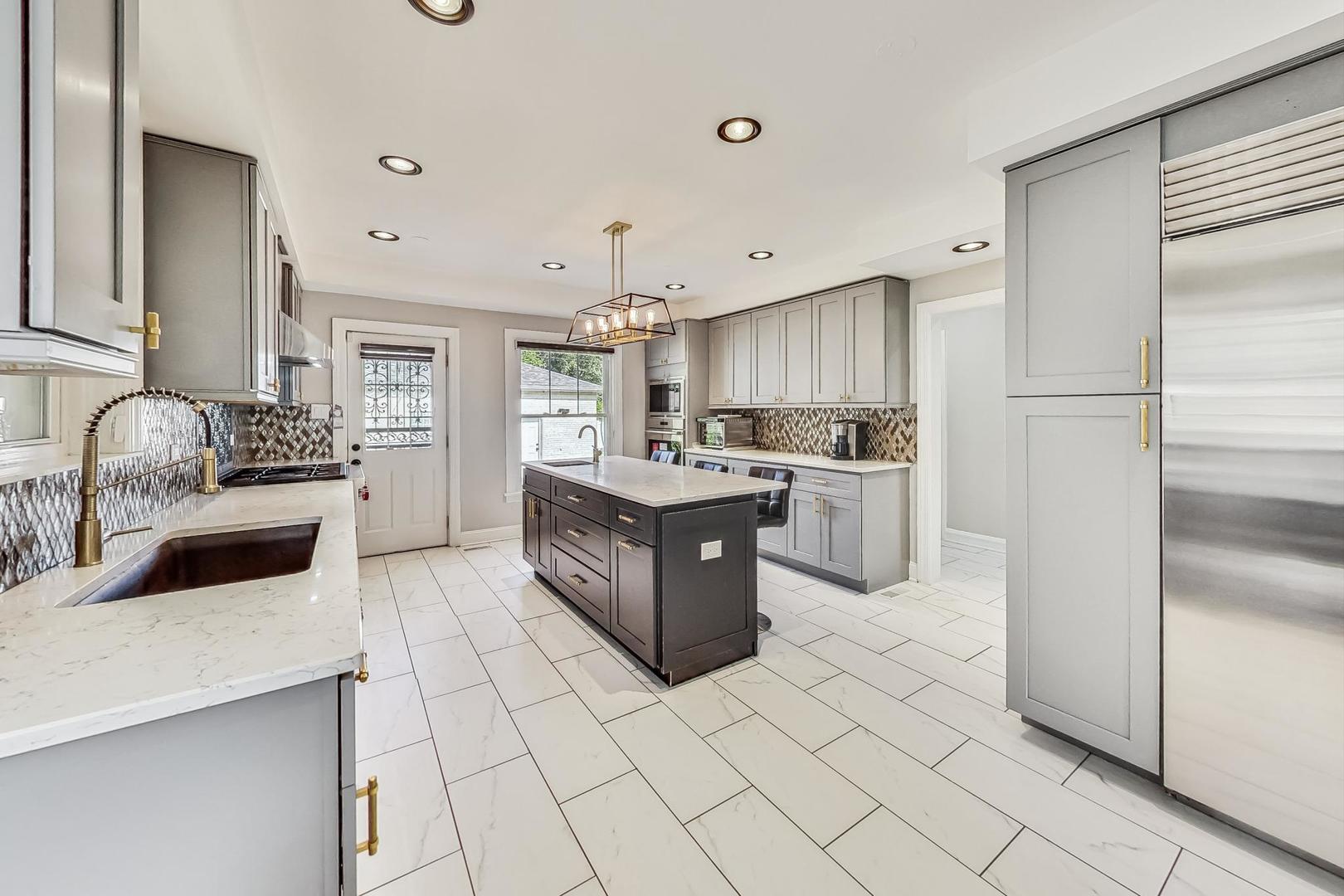 Chicago, Illinois 60659, United States, 6 Bedrooms Bedrooms, ,4 BathroomsBathrooms,Residential,Active,246040