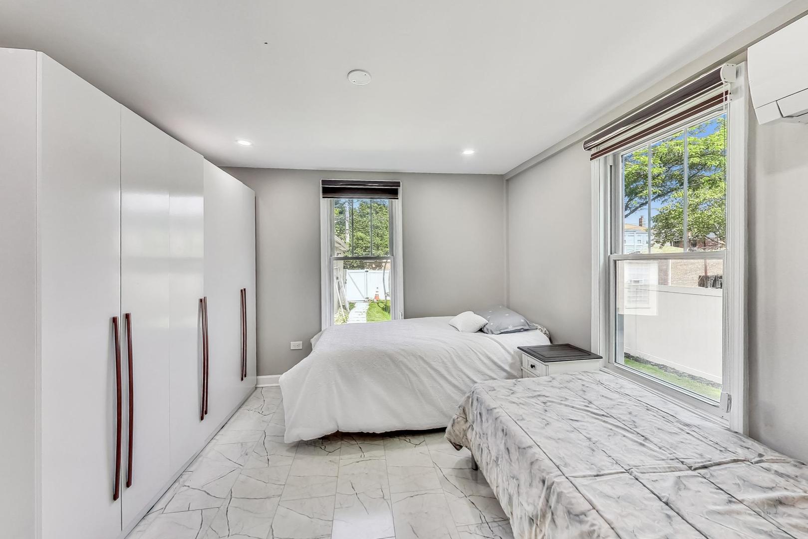 Chicago, Illinois 60659, United States, 6 Bedrooms Bedrooms, ,4 BathroomsBathrooms,Residential,Active,246040