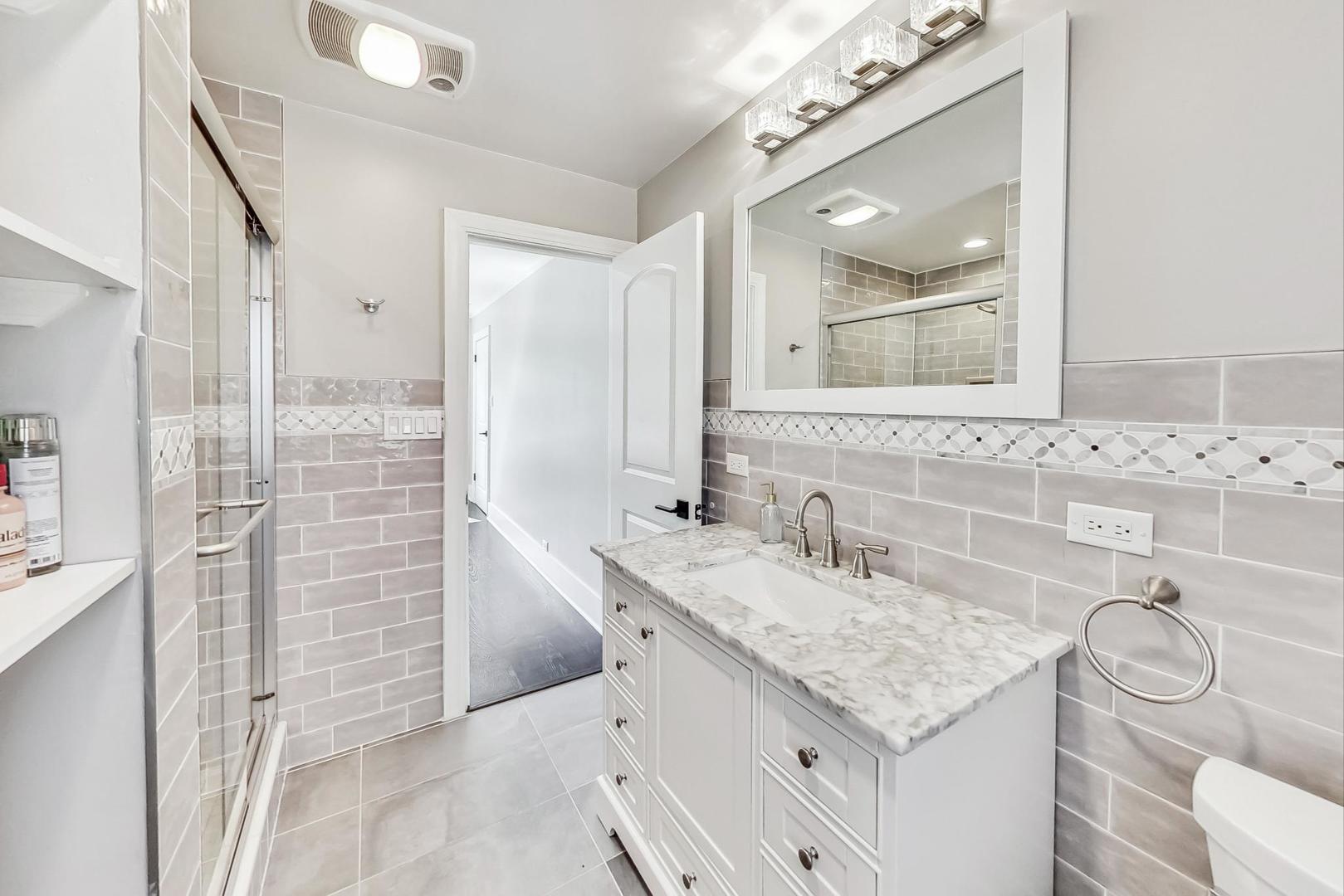 Chicago, Illinois 60659, United States, 6 Bedrooms Bedrooms, ,4 BathroomsBathrooms,Residential,Active,246040