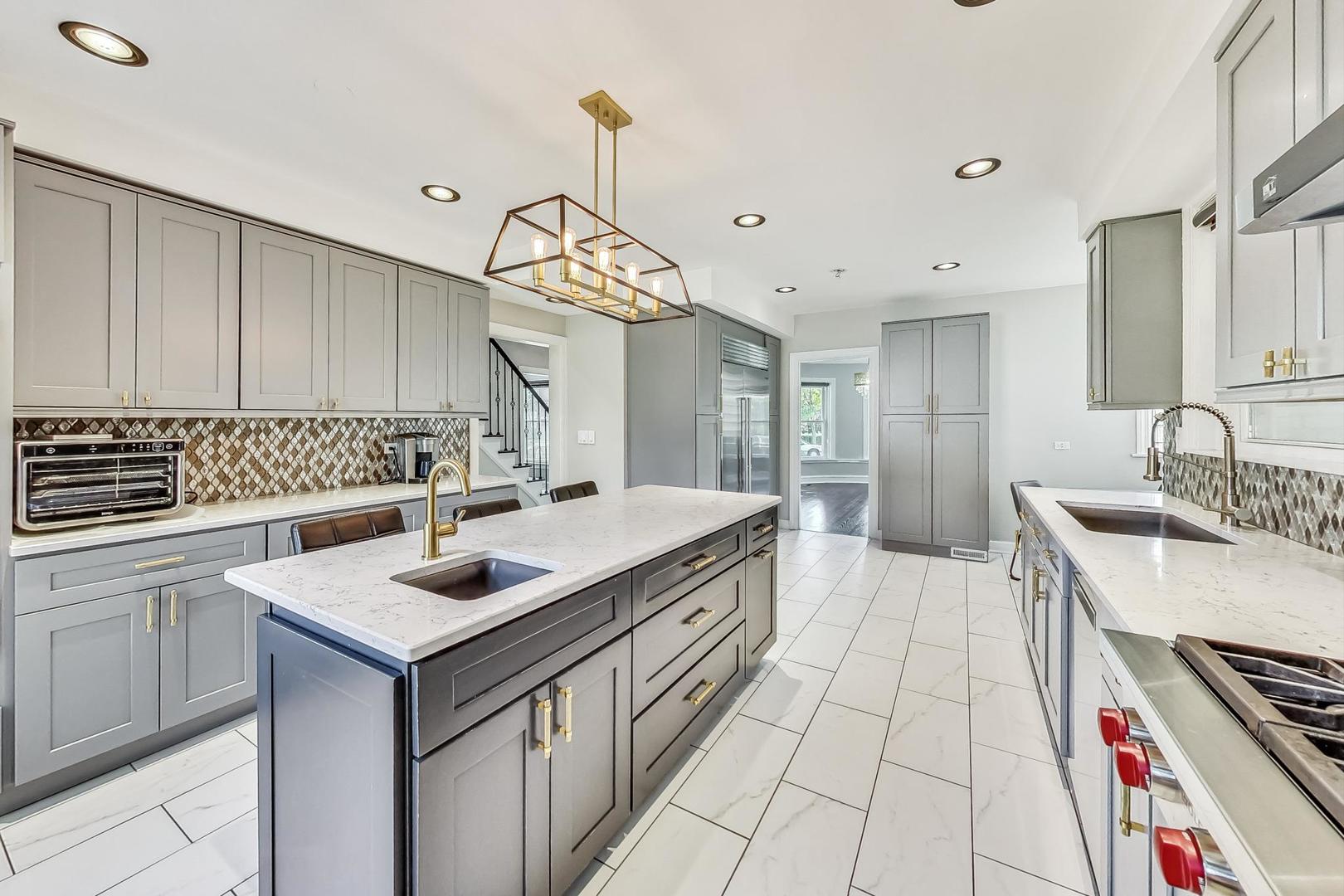 Chicago, Illinois 60659, United States, 6 Bedrooms Bedrooms, ,4 BathroomsBathrooms,Residential,Active,246040