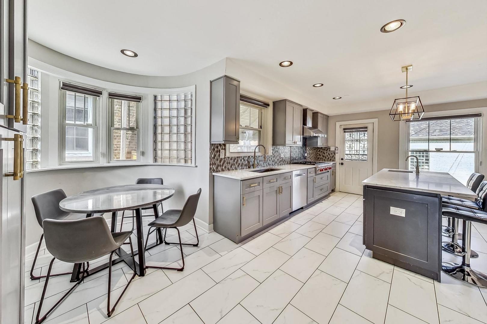 Chicago, Illinois 60659, United States, 6 Bedrooms Bedrooms, ,4 BathroomsBathrooms,Residential,Active,246040