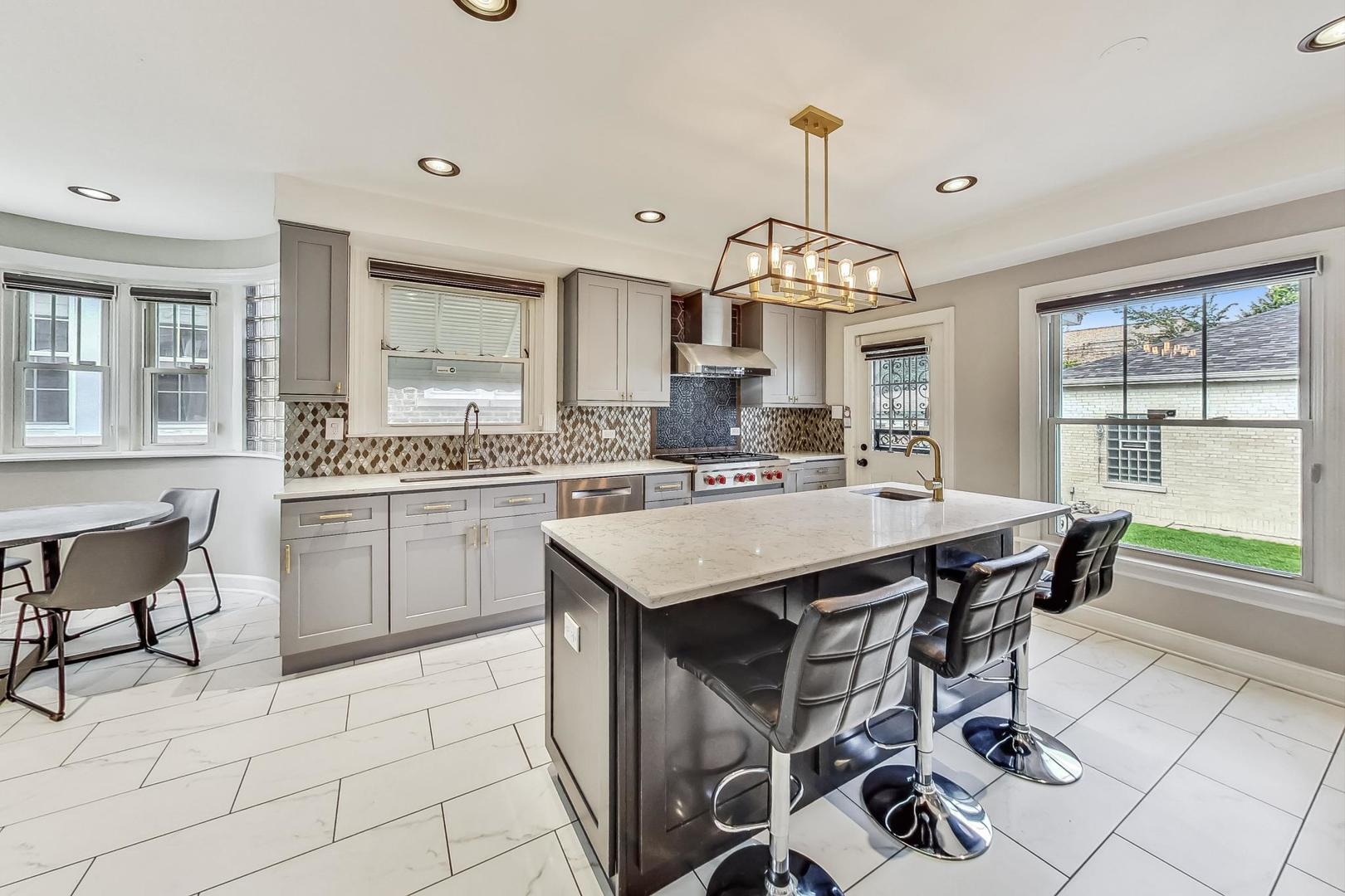 Chicago, Illinois 60659, United States, 6 Bedrooms Bedrooms, ,4 BathroomsBathrooms,Residential,Active,246040