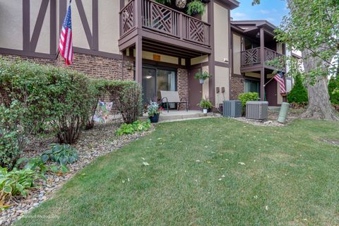 Tiny photo for 1701 Lakecliffe Drive #D, Wheaton, IL 60189 (MLS # 12497944)