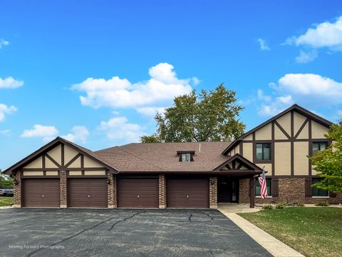 Photo of 1701 Lakecliffe Drive #D, Wheaton, IL 60189 (MLS # 12497944) Photo of 1701 Lakecliffe Drive #D, Wheaton, IL 60189 (MLS # 12497944)