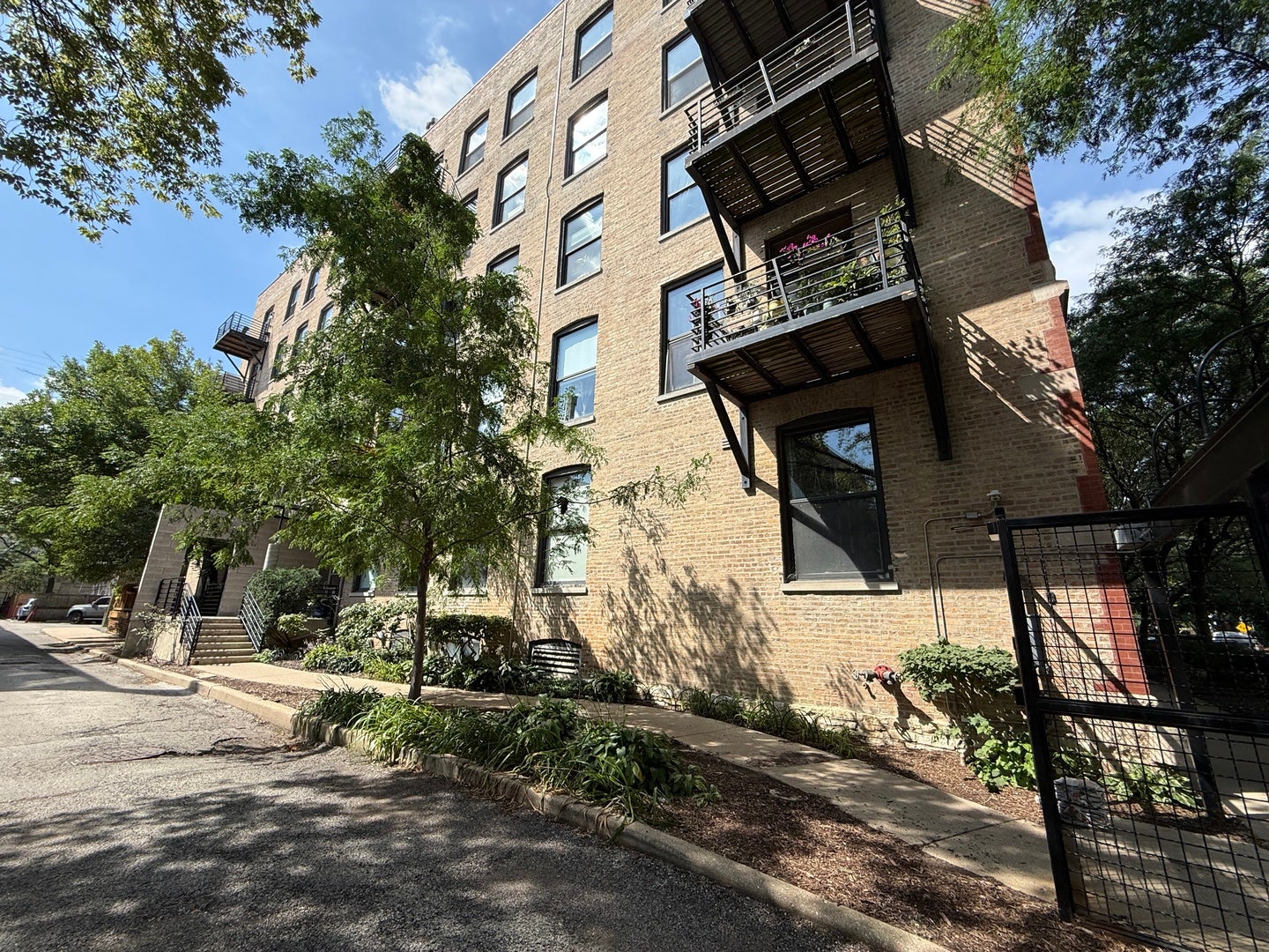 2511 W Moffat Street 201