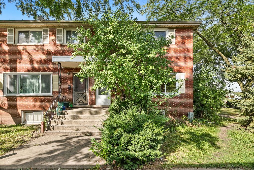 Photo for 933 W North Avenue #A, Villa Park, IL 60181 (MLS # 12480972)