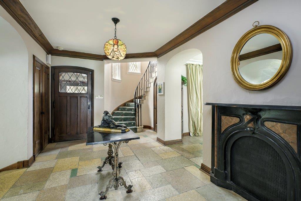 2445 Woodbridge Lane