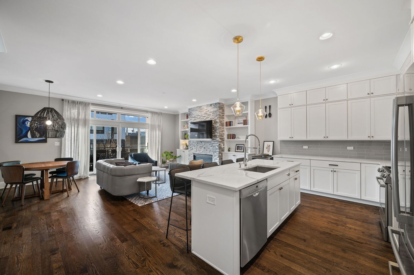 5061 N Lincoln Avenue 101