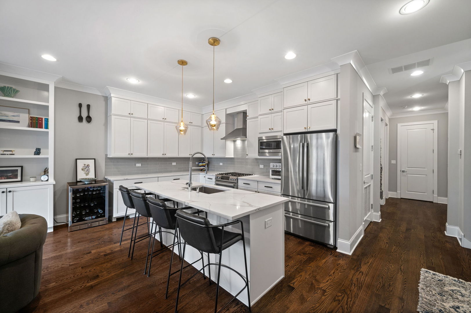 5061 N Lincoln Avenue 101