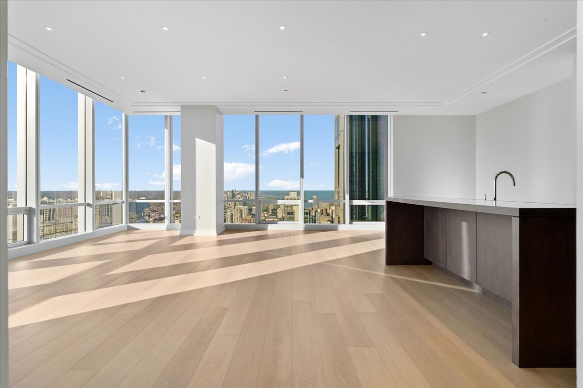 14 W Superior Street 4903