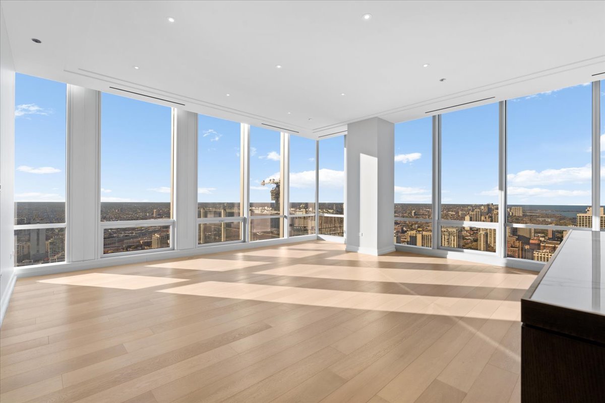 14 W Superior Street 4903