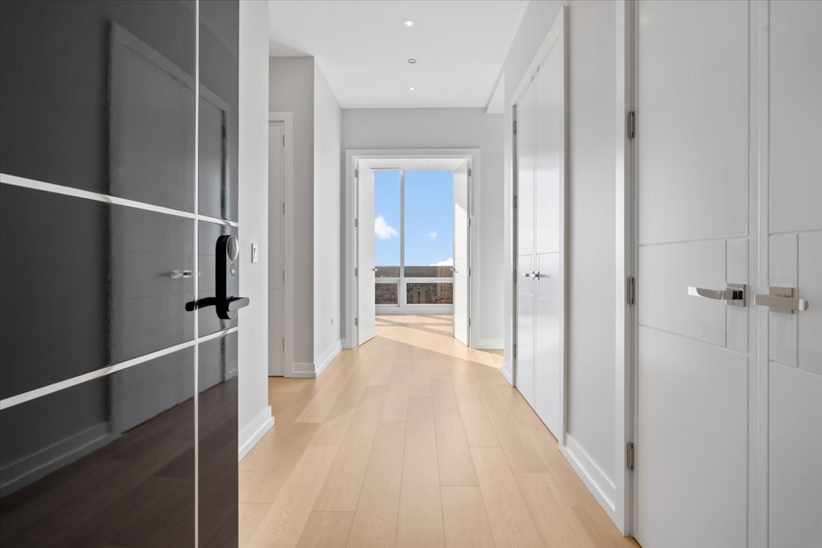 14 W Superior Street 4903