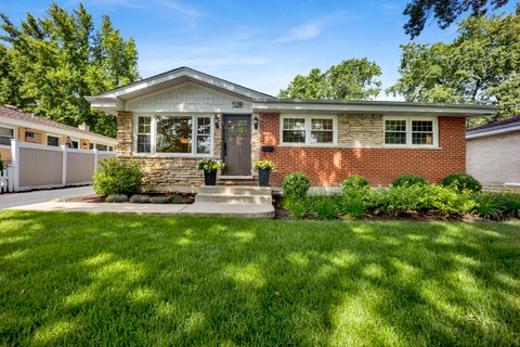 Photo of 528 Kipling Court, Wheaton, IL 60187 (MLS # 12713529)