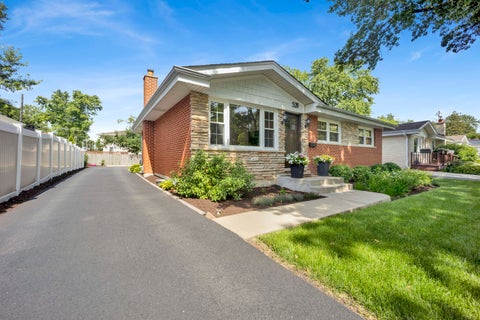 Tiny photo for 528 Kipling Court, Wheaton, IL 60187 (MLS # 12713529)