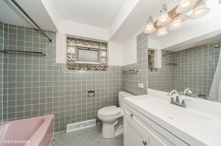 Niles, Illinois 60714, United States, 3 Bedrooms Bedrooms, ,2 BathroomsBathrooms,Residential,Active,218255