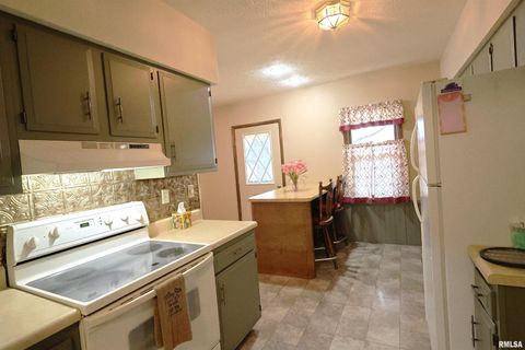 Tiny photo for 905 W BLAIR, Salem, IL 62881 (MLS # EB460744)