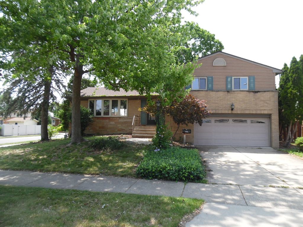 Photo for 1616 N 12th Avenue, Melrose Park, IL 60160 (MLS # 12406281)