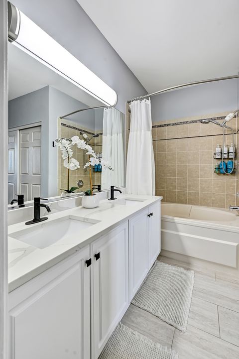 Tiny photo for 262 Waverly Court, Willowbrook, IL 60527 (MLS # 12590007)