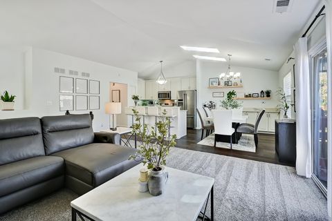 Tiny photo for 262 Waverly Court, Willowbrook, IL 60527 (MLS # 12590007)