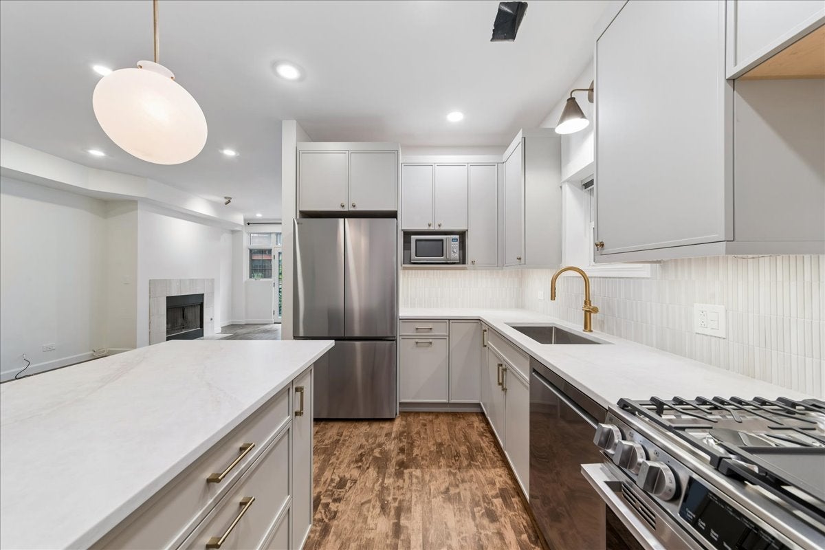 1046 W Fulton Market 3