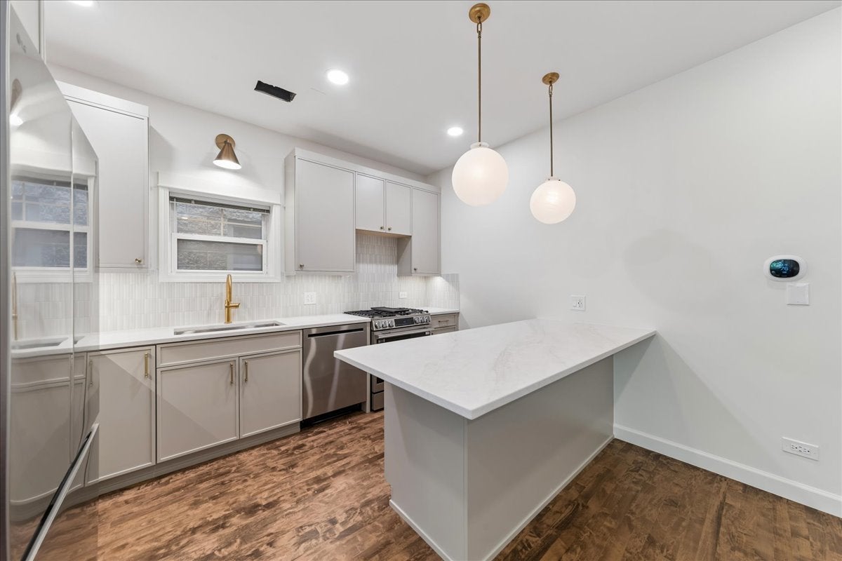 1046 W Fulton Market 3