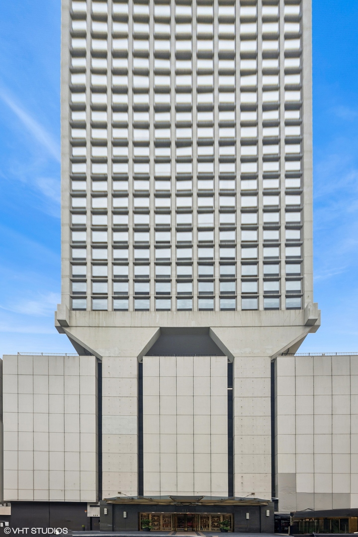 111 E Chestnut Street 21B