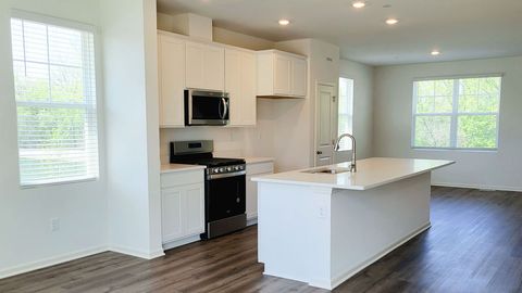 Tiny photo for 563 yosemite Way, Mundelein, IL 60060 (MLS # 12498146)