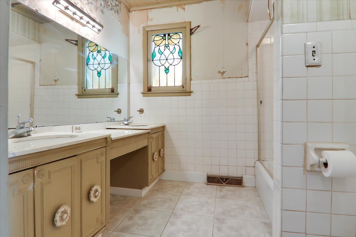 Bloomington, Illinois 61701, United States, 4 Bedrooms Bedrooms, ,2 BathroomsBathrooms,Residential,Active,219250