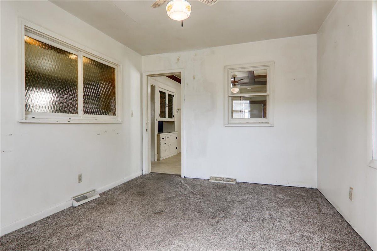 Bloomington, Illinois 61701, United States, 4 Bedrooms Bedrooms, ,2 BathroomsBathrooms,Residential,Active,219250