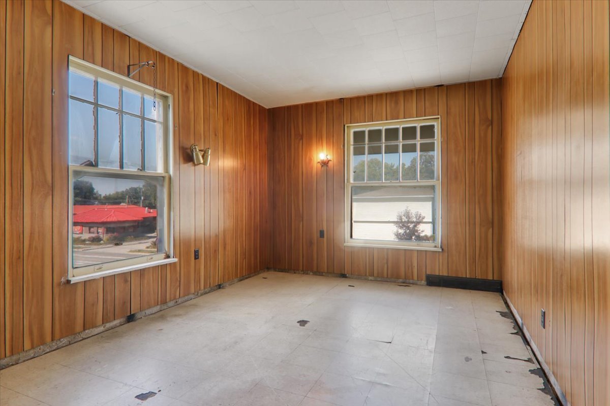 Bloomington, Illinois 61701, United States, 4 Bedrooms Bedrooms, ,2 BathroomsBathrooms,Residential,Active,219250