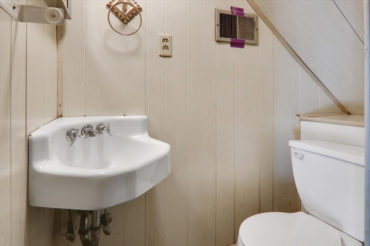 Bloomington, Illinois 61701, United States, 4 Bedrooms Bedrooms, ,2 BathroomsBathrooms,Residential,Active,219250