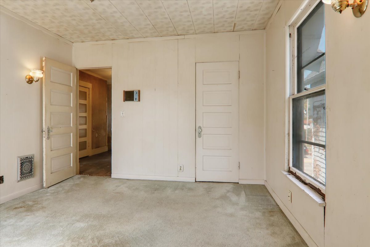 Bloomington, Illinois 61701, United States, 4 Bedrooms Bedrooms, ,2 BathroomsBathrooms,Residential,Active,219250