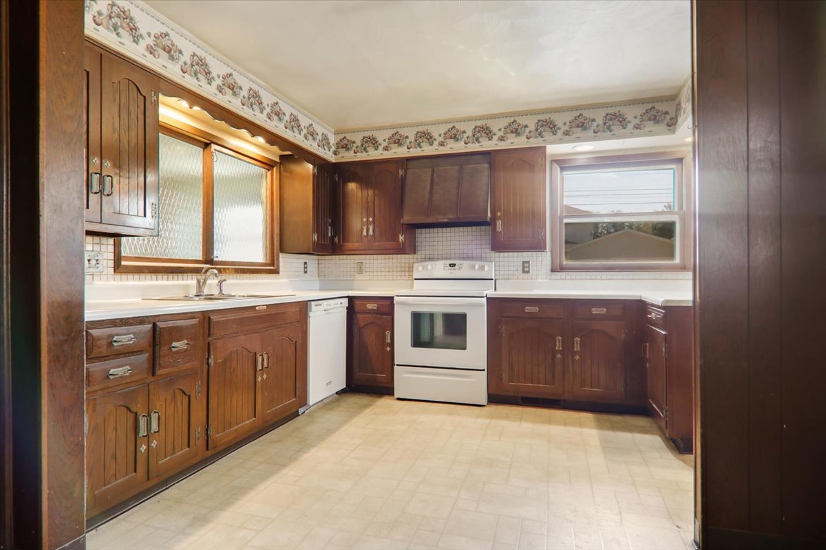 Bloomington, Illinois 61701, United States, 4 Bedrooms Bedrooms, ,2 BathroomsBathrooms,Residential,Active,219250