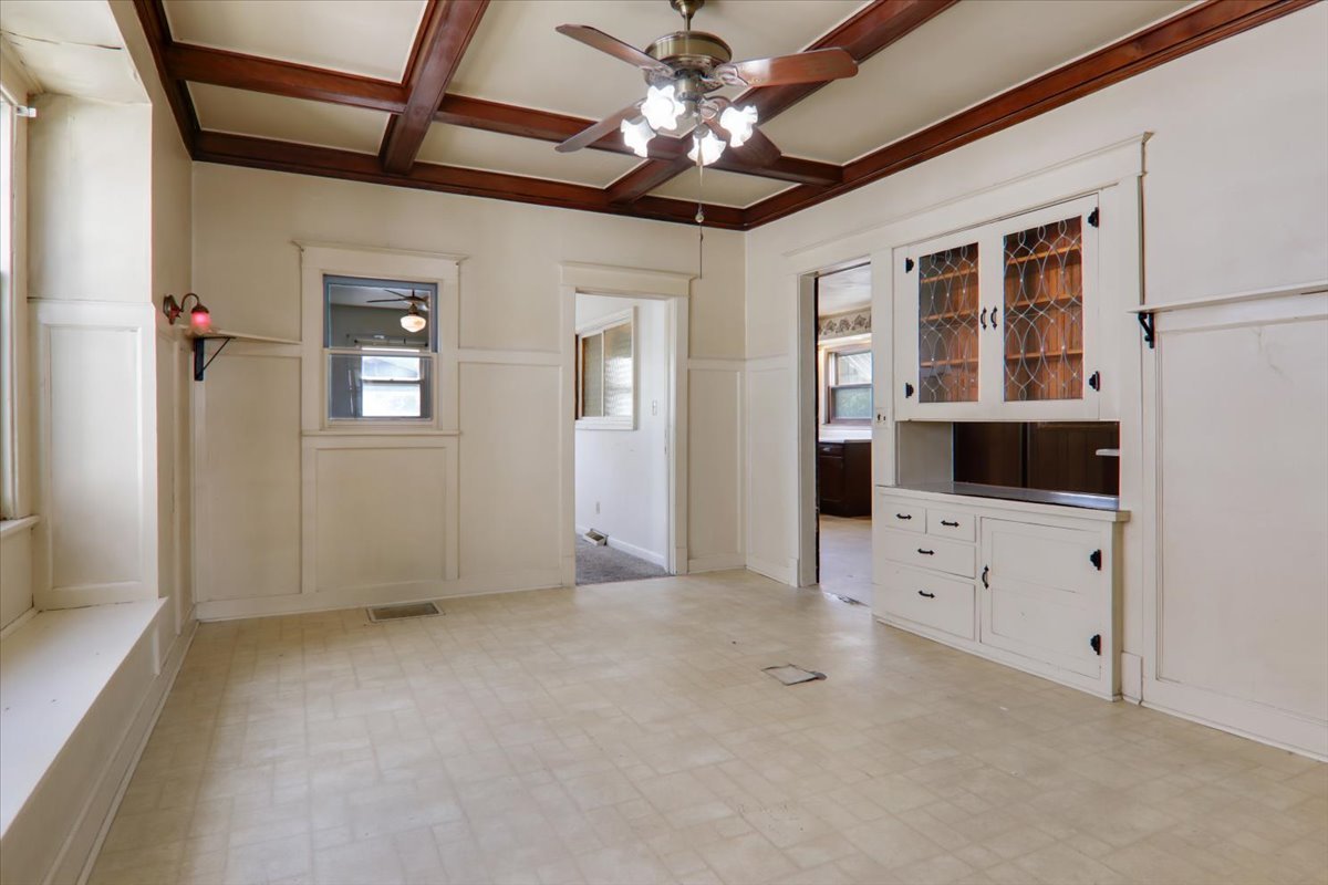 Bloomington, Illinois 61701, United States, 4 Bedrooms Bedrooms, ,2 BathroomsBathrooms,Residential,Active,219250