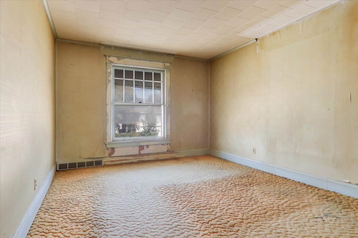 Bloomington, Illinois 61701, United States, 4 Bedrooms Bedrooms, ,2 BathroomsBathrooms,Residential,Active,219250