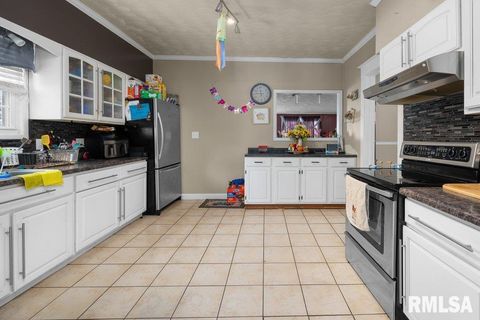 Tiny photo for 236 43RD Street, Moline, IL 61265 (MLS # QC4270035)