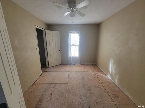 Tiny photo for 208 N WASHINGTON Street, Hurst, IL 62949 (MLS # EB460340)