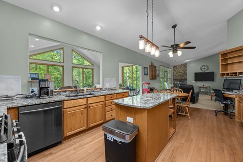 Tiny photo for 625 S Utah Avenue, Davenport, IA 52802 (MLS # 12649130)