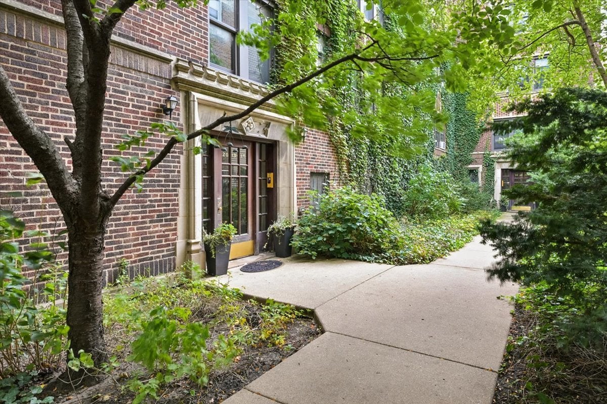 2013 W Farragut Avenue 1