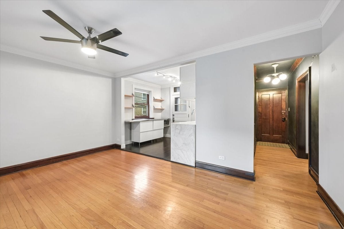 2013 W Farragut Avenue 1
