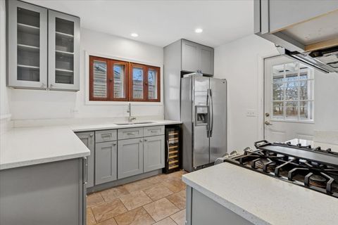 Tiny photo for 652 E Prairie Avenue, Des Plaines, IL 60016 (MLS # 12572053)