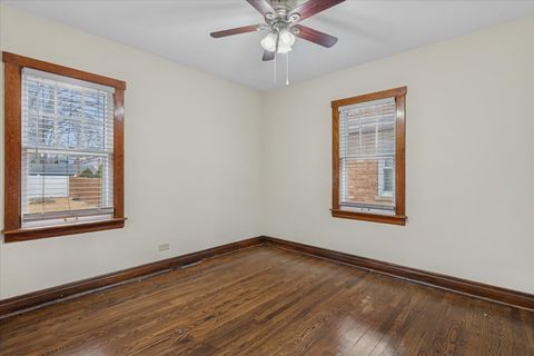Tiny photo for 652 E Prairie Avenue, Des Plaines, IL 60016 (MLS # 12572053)