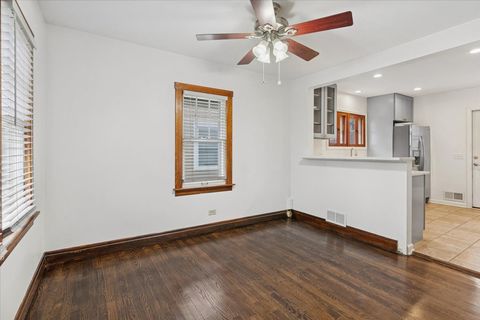 Tiny photo for 652 E Prairie Avenue, Des Plaines, IL 60016 (MLS # 12572053)