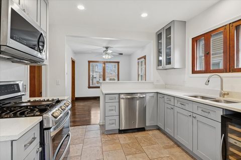 Tiny photo for 652 E Prairie Avenue, Des Plaines, IL 60016 (MLS # 12572053)