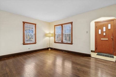 Tiny photo for 652 E Prairie Avenue, Des Plaines, IL 60016 (MLS # 12572053)