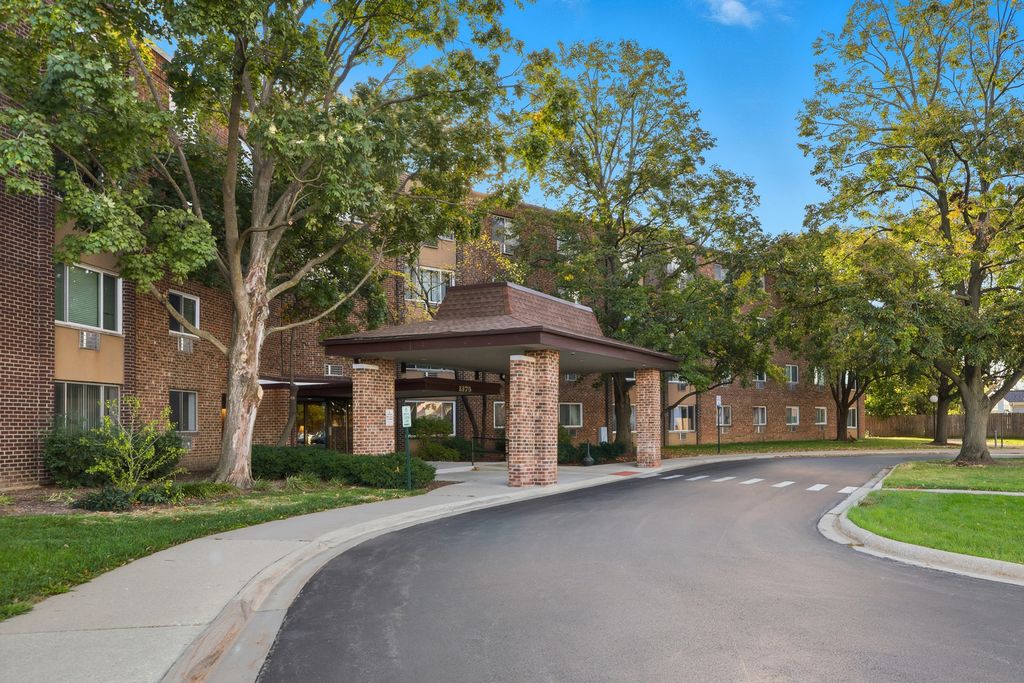 Photo for 1375 Rebecca Drive #213, Hoffman Estates, IL 60169 (MLS # 12502416)